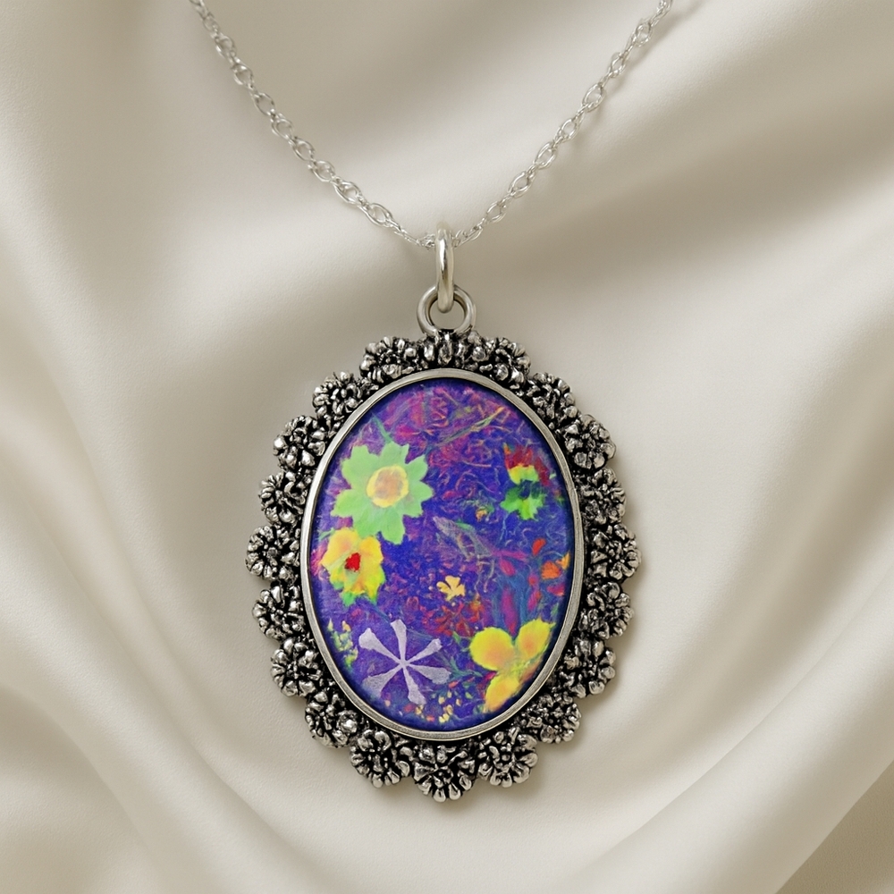 Ornate Silver Floral Pendant Necklace – Vintage Bloom Frame on Silver Chain